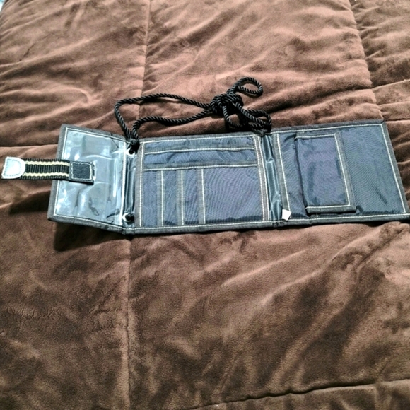 Eastsport Slim Crossbody Nylon Travel Wallet - Picture 4 of 5